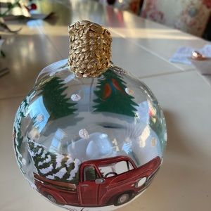 2 concave goldtone rings